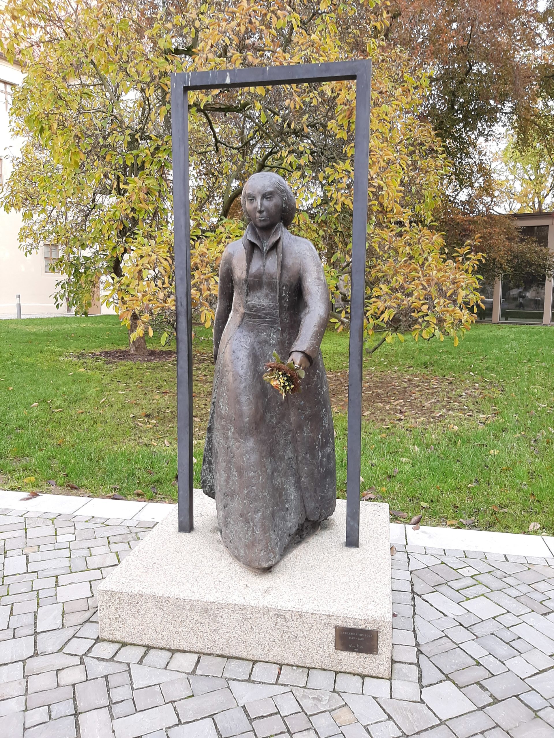 FrauenOrt Katharina von Bora-Bronzeplastik (Nina Koch, 2000) Lutherhaus Wittenberg