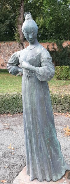 FrauenOrt Jenny Marx Salzwedel Bronzeplastik als junge Frau im Garten hinterm Haus im